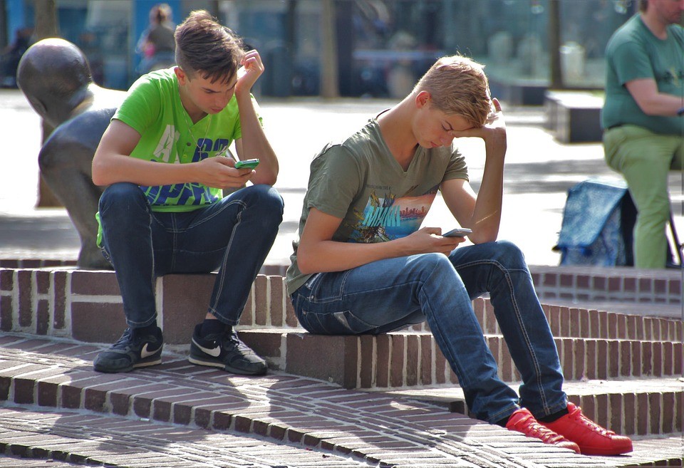 Jongeren met een smartphone Praatjes enzo
