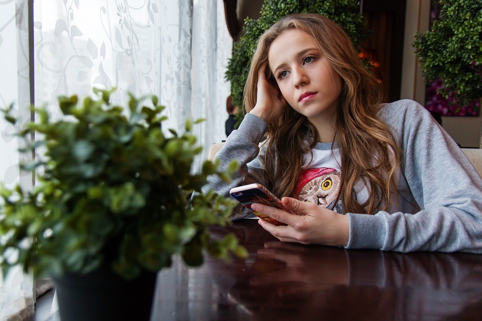 Meisje met een smartphone Praatjes enzo